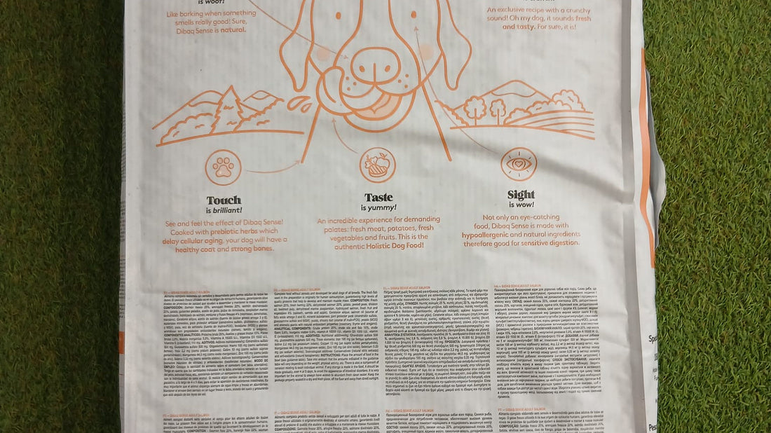 Saco de pienso natural con la etiqueta trasera visible en la tienda NesPet de Ourense