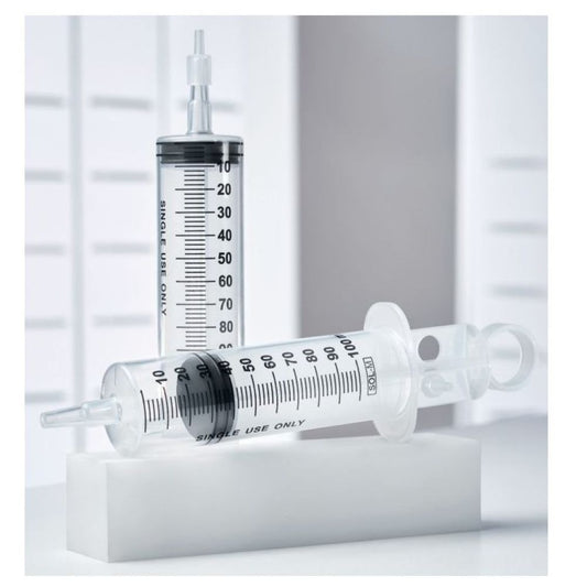 Jeringa de irrigación veterinaria de 100 ml sobre fondo blanco